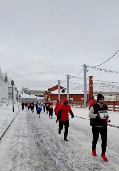 200 человек присоединились к "Забегу обещаний-2023" на тюменской набережной