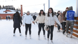 Иностранные студенты впервые встали на коньки в Тюмени 
