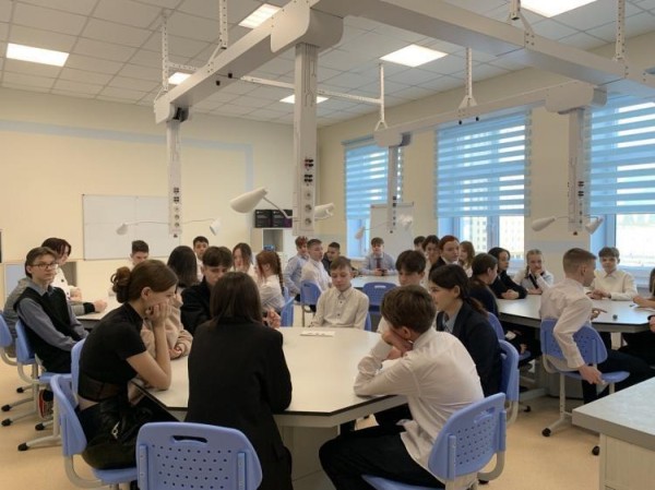 Александр Моор поддержал стремление педагогов школы № 56 сделать её центром притяжения и активности 