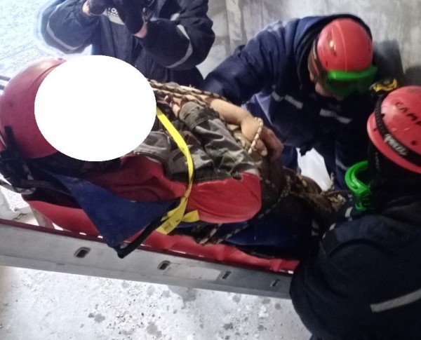 Тюменские спасатели помогли скорой эвакуировать мужчину без сознания