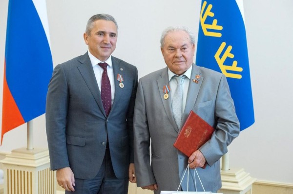 Губернатор Александр Моор поздравил Сергея Великопольского с 85-летним юбилеем