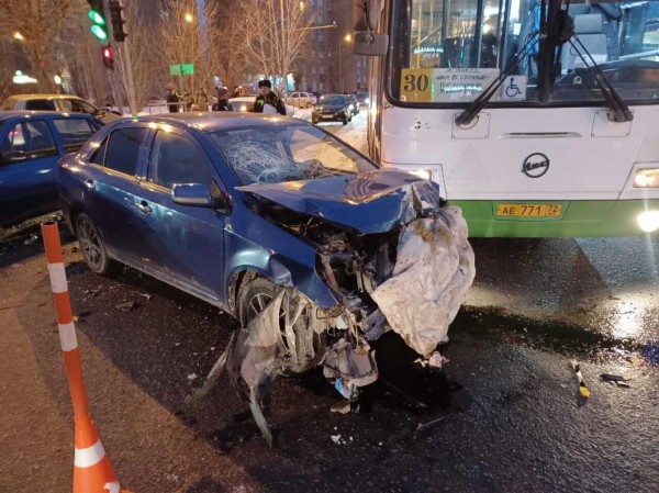 Массовое ДТП с участием автобуса произошло на улице Республики в Тюмени