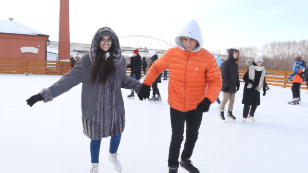 Иностранные студенты впервые встали на коньки в Тюмени 