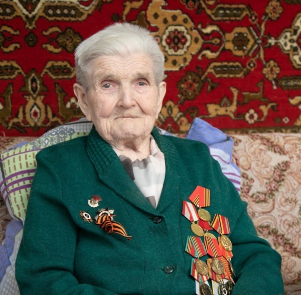 Александр Моор поздравил Анну Шахтарину с 101-летием