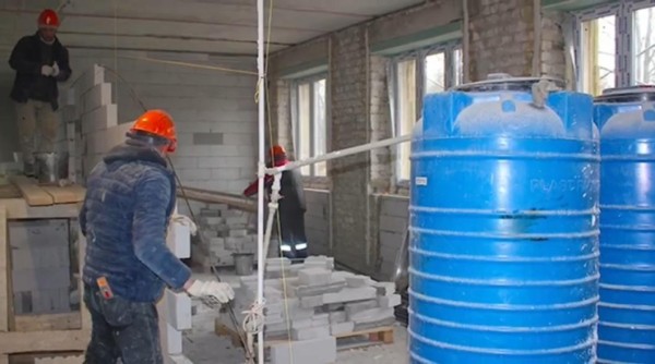 Строители из Тюменской области ремонтируют сразу три больницы в Краснодоне