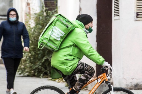В Тюменской области на 77 % вырос спрос на курьеров 