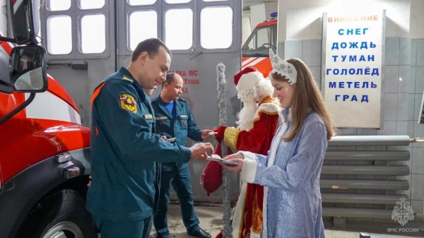 Ученики 20 школ Тюменской области стали Дедами Морозами для врачей и пожарных