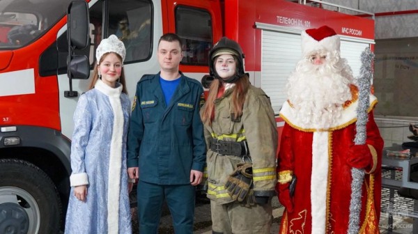 Ученики 20 школ Тюменской области стали Дедами Морозами для врачей и пожарных