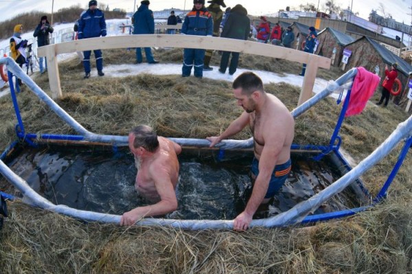 Тысячи тюменцев окунулись в первый день Крещенских купаний