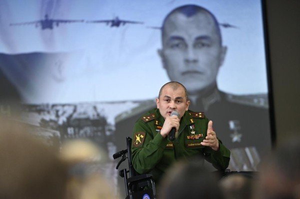 Герой России Рустам Сайфуллин рассказал тюменским студентам о боевом опыте