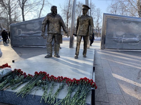 Тюменцы возложили цветы к памятнику авиаторам
