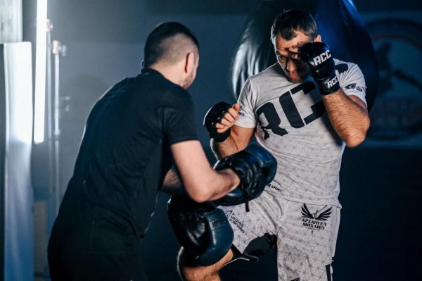 Бойцы готовятся к международному турниру по смешанным единоборствам в Тюмени