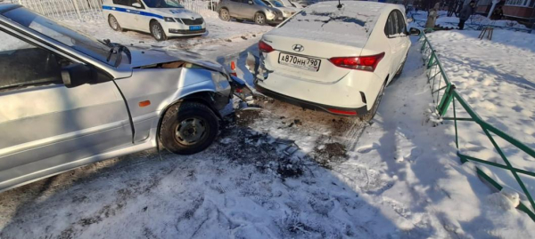 17-летний тюменец разбил два автомобиля, пытаясь вписаться в поворот во дворе 