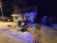 В Тобольске Toyota  въехала в частный дом: один человек погиб, двое ранены