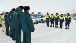 Сотрудники ДПС и МЧС устроили заезды в преддверии #СпецоперацииЛед