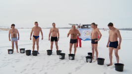 Тюменские "моржи" прыгнули с парашютом в честь годовщины начала СВО