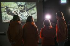 Волонтеры штаба #МыВместе стали первыми почетными гостями мультимедийного проекта к годовщине СВО