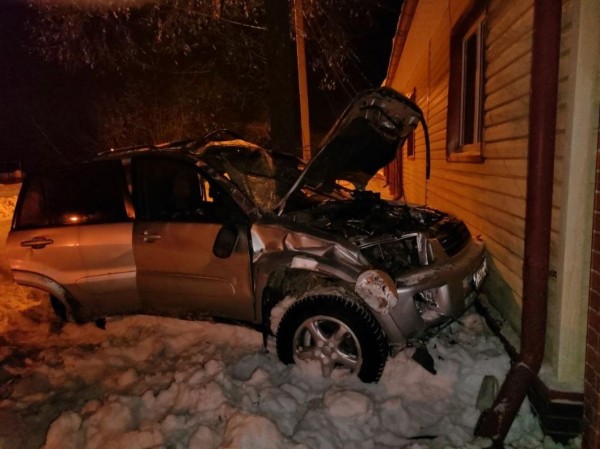 В Тобольске Toyota  въехала в частный дом: один человек погиб, двое ранены
