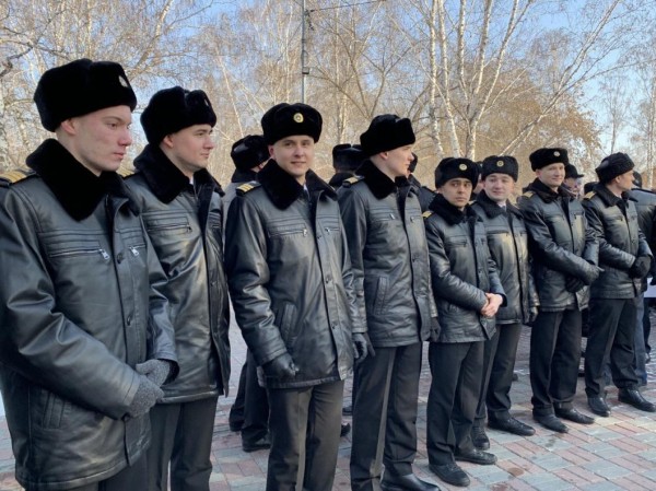 Тюменцы возложили цветы к памятнику авиаторам