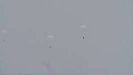 Тюменские "моржи" прыгнули с парашютом в честь годовщины начала СВО