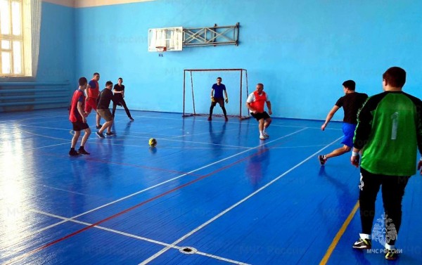 Лучших в мини-футболе определили среди спасателей в Тобольске