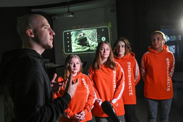 Волонтеры штаба #МыВместе стали первыми почетными гостями мультимедийного проекта к годовщине СВО