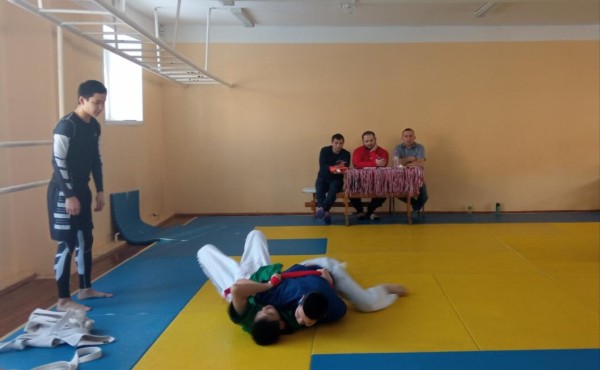 Борцы на поясах из Тюмени, Казахстана и Кыргызстана сразились за право выступить на Кубке России