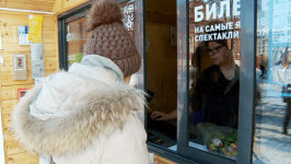 Александр Пушкин вручал тюльпаны тюменкам у "Культурной точки"