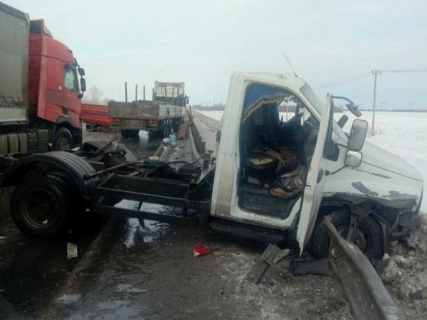 В Тюменской области на трассе большегруз въехал в автомобиль дорожной службы