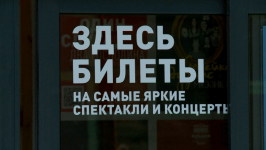 Александр Пушкин вручал тюльпаны тюменкам у "Культурной точки"