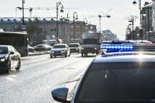 Инспекторы ДПС дарили тюменским автоледи цветы к 8 Марта