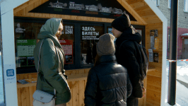 Александр Пушкин вручал тюльпаны тюменкам у "Культурной точки"