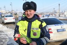 Инспекторы ДПС дарили тюменским автоледи цветы к 8 Марта