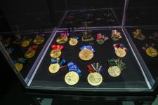 На выставке "Путь к Олимпу" в Тюмени представили медали участников Олимпийских игр