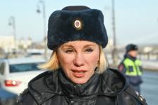 Инспекторы ДПС дарили тюменским автоледи цветы к 8 Марта