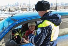 Инспекторы ДПС дарили тюменским автоледи цветы к 8 Марта