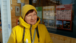 Александр Пушкин вручал тюльпаны тюменкам у "Культурной точки"