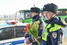 Инспекторы ДПС дарили тюменским автоледи цветы к 8 Марта