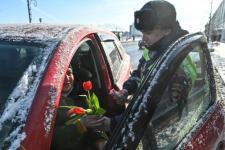 Инспекторы ДПС дарили тюменским автоледи цветы к 8 Марта