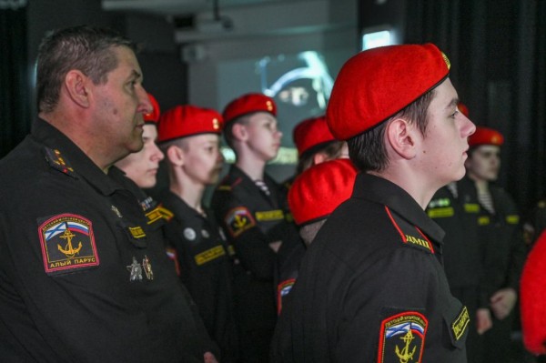 Тюменские кадеты группы "Монолит" написали письма поддержки бойцам СВО на проекте #ВместеСильнее