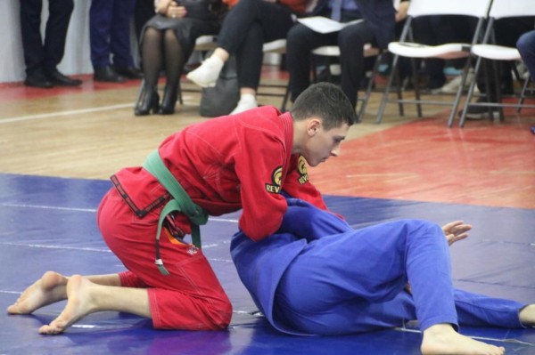 Тюменским гимназистам дали мастер-класс по грэпплингу Тюменским гимназистам дали мастер-класс по грэпплингу