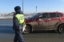 Инспекторы ДПС дарили тюменским автоледи цветы к 8 Марта