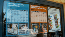 Александр Пушкин вручал тюльпаны тюменкам у "Культурной точки"