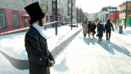 Александр Пушкин вручал тюльпаны тюменкам у "Культурной точки"