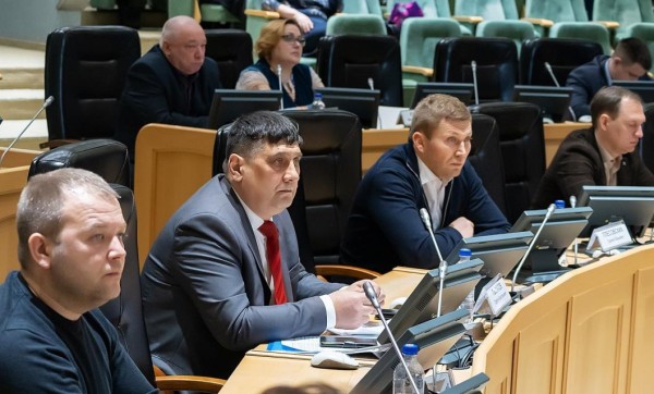 Работу с особыми детьми обсудили тюменские депутаты