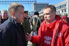 Восемь машин торжественно отправили бойцам в зону СВО из Тюменской области