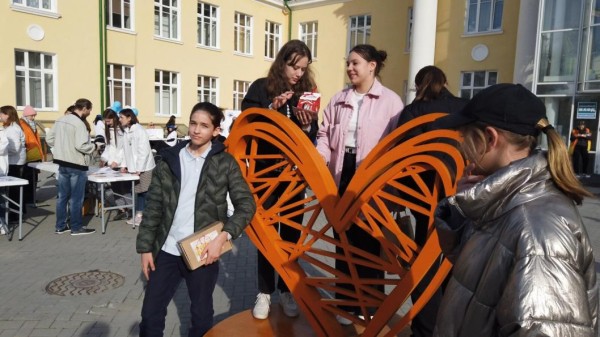 Тюменцы обменялись подарками на фестивале дарения #МыВместе