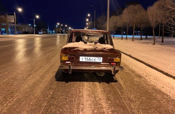 В Тюмени водитель "копейки" устроил дрифт на улицах города В Тюмени водитель "копейки" устроил дрифт на улицах города