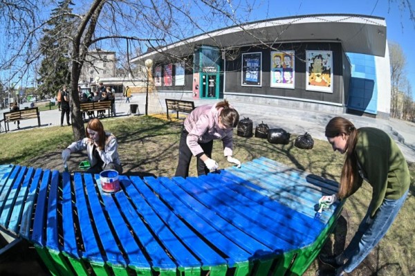 Труд объединяет: творческие сообщества Тюмени устроили субботник вокруг "Космоса"