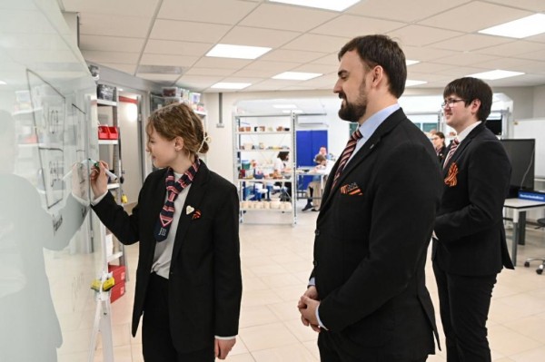 После одобрения Мишустина тюменская школьница решила открыть гончарную студию